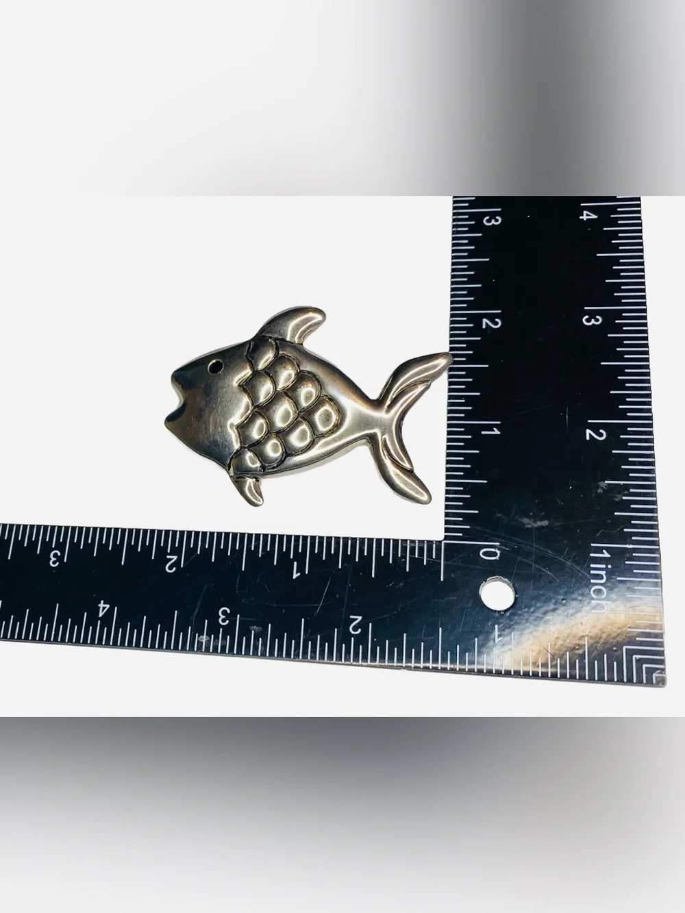 Vintage Style Silver Tone Fish Brooch Nautical Pin Accessory‎